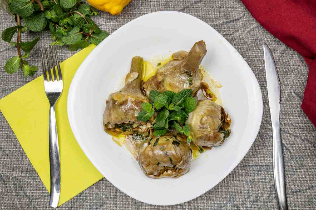 Carciofi in piatto, tipico piatto romano