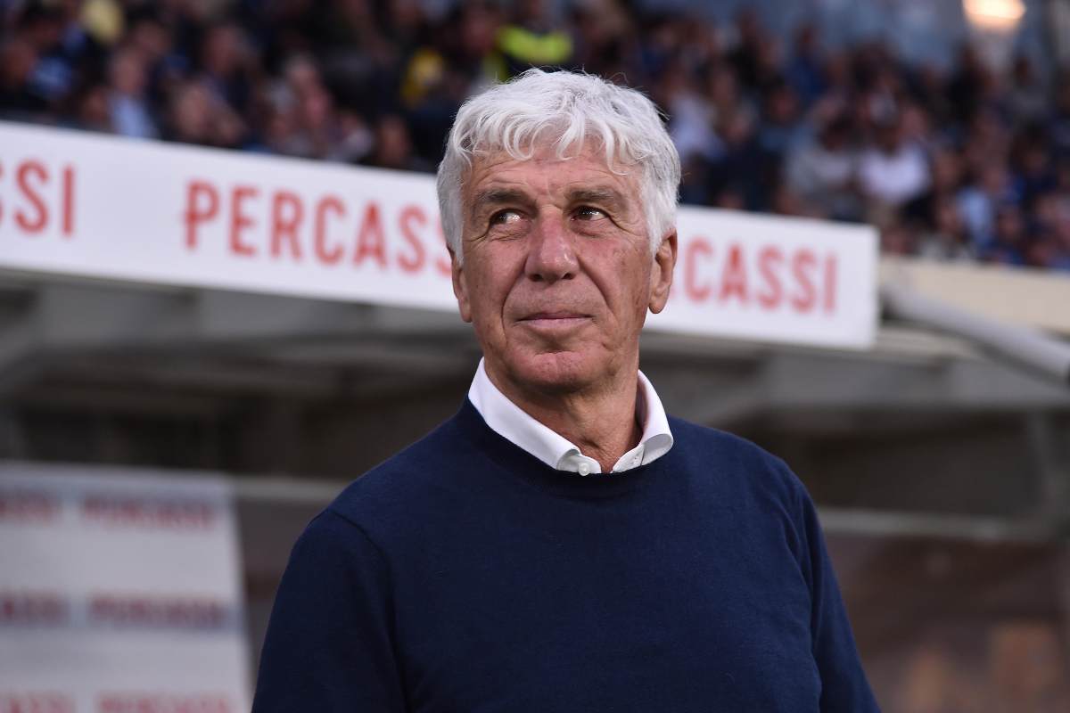 Gian Piero Gasperini osserva pensieroso