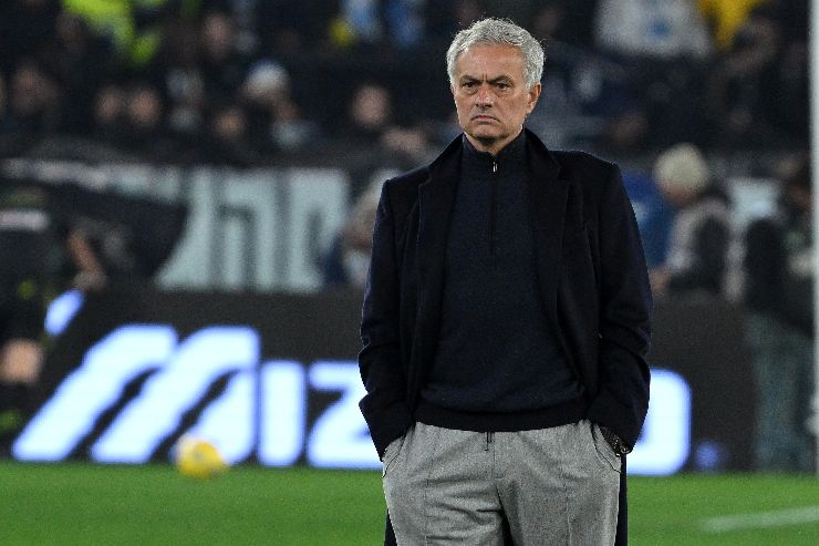 José Mourinho pensieroso