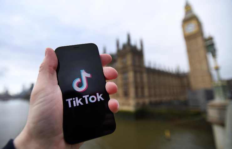 Logo Tik Tok sul cellulare