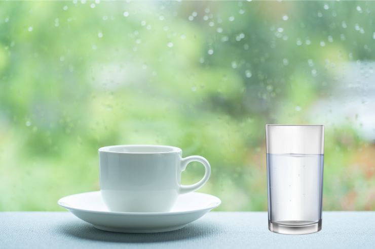 caffè e bicchiere di acqua