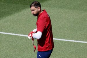 Gianluigi Donnarumma si mette i guantoni
