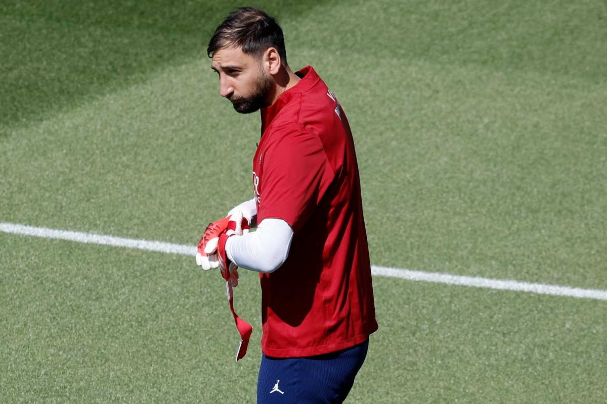 Gianluigi Donnarumma si mette i guantoni