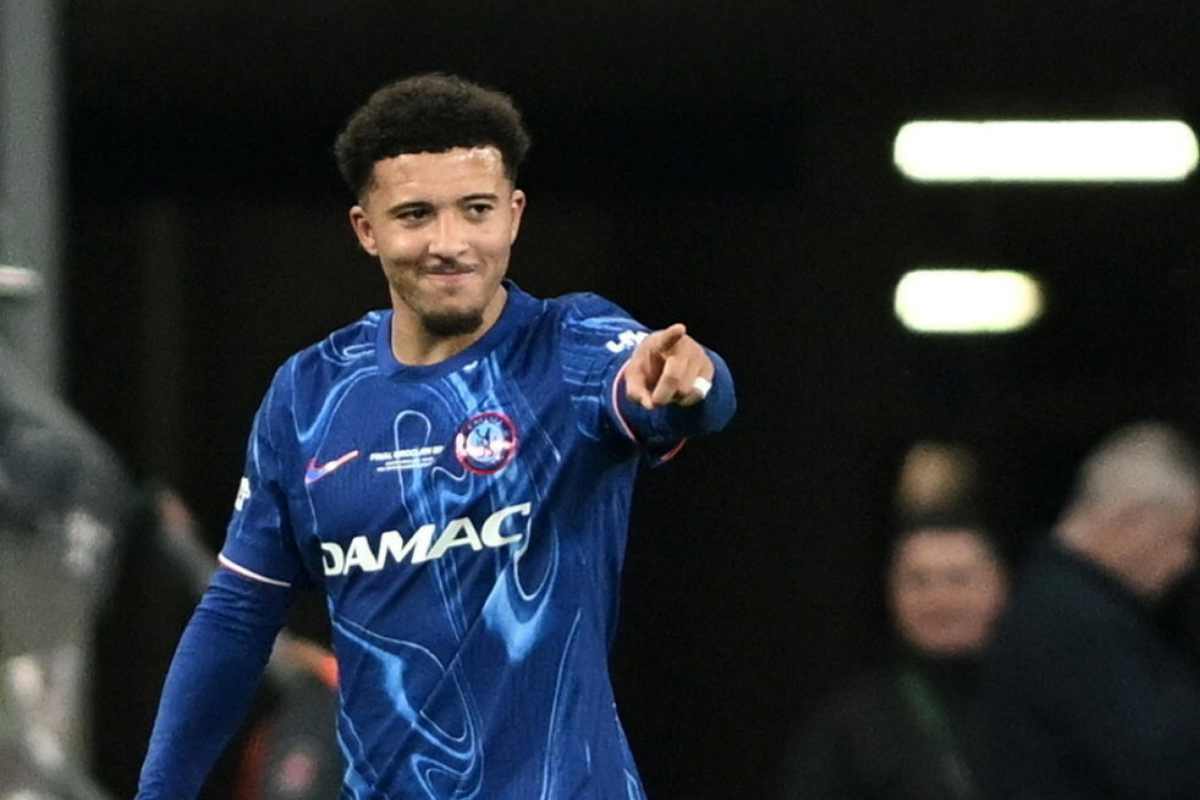Jadon Sancho indica un compagno mentre esulta dopo un gol