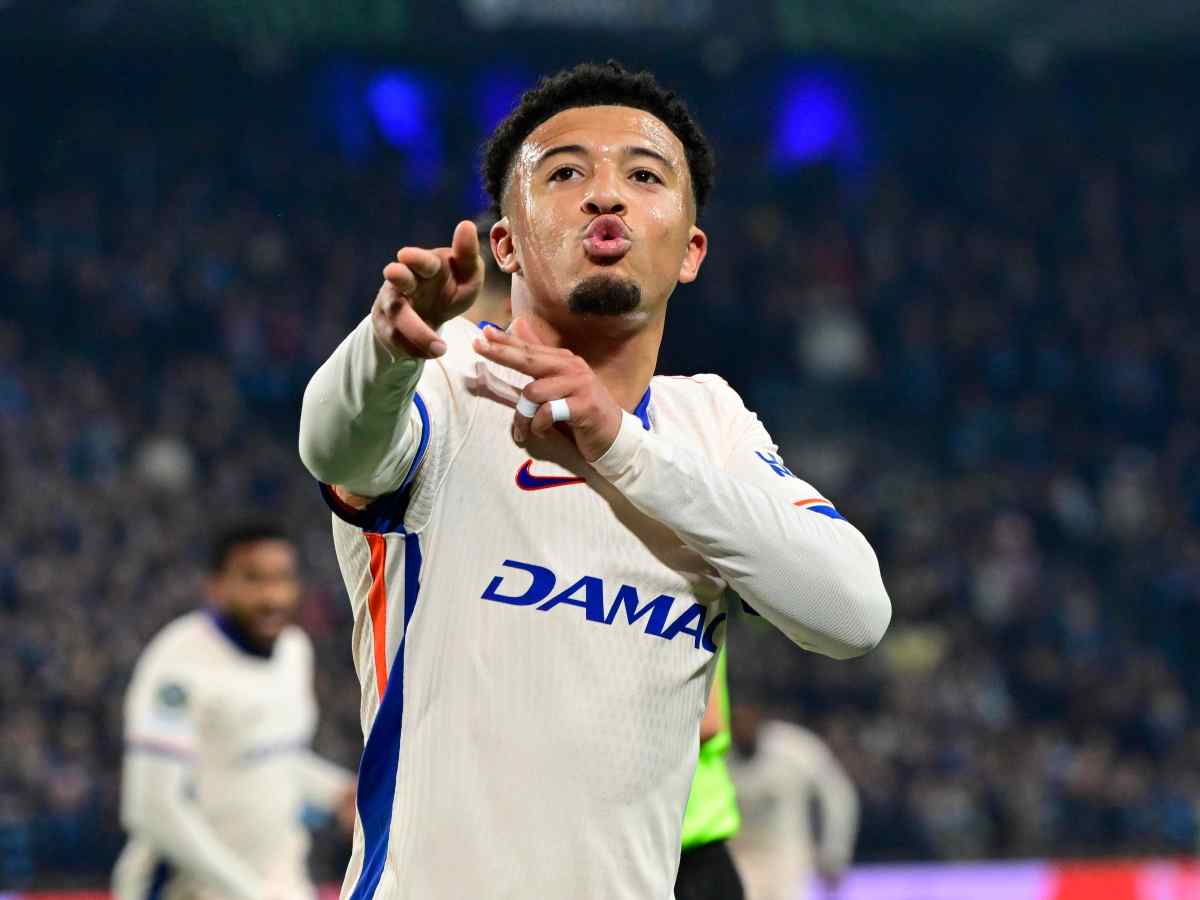 Jadon Sancho esulta con la maglia del Chelsea mandando un bacio alla telecamera