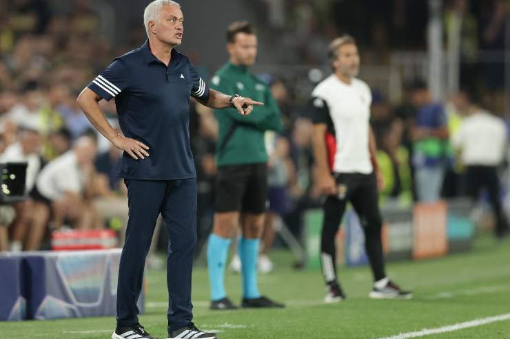 José Mourinho dà indicazioni dalla panchina