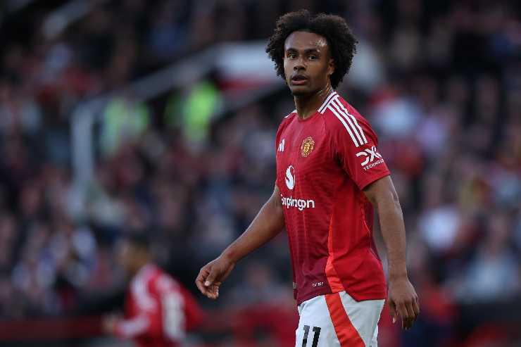Joshua Zirkzee in campo con la maglia del Manchester United