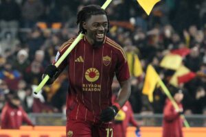 Manu Kone festeggia con la maglia della Roma