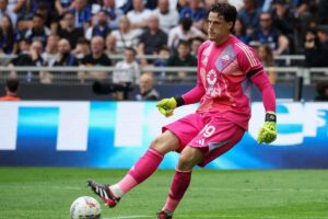 Mile Svilar in azione con la Roma