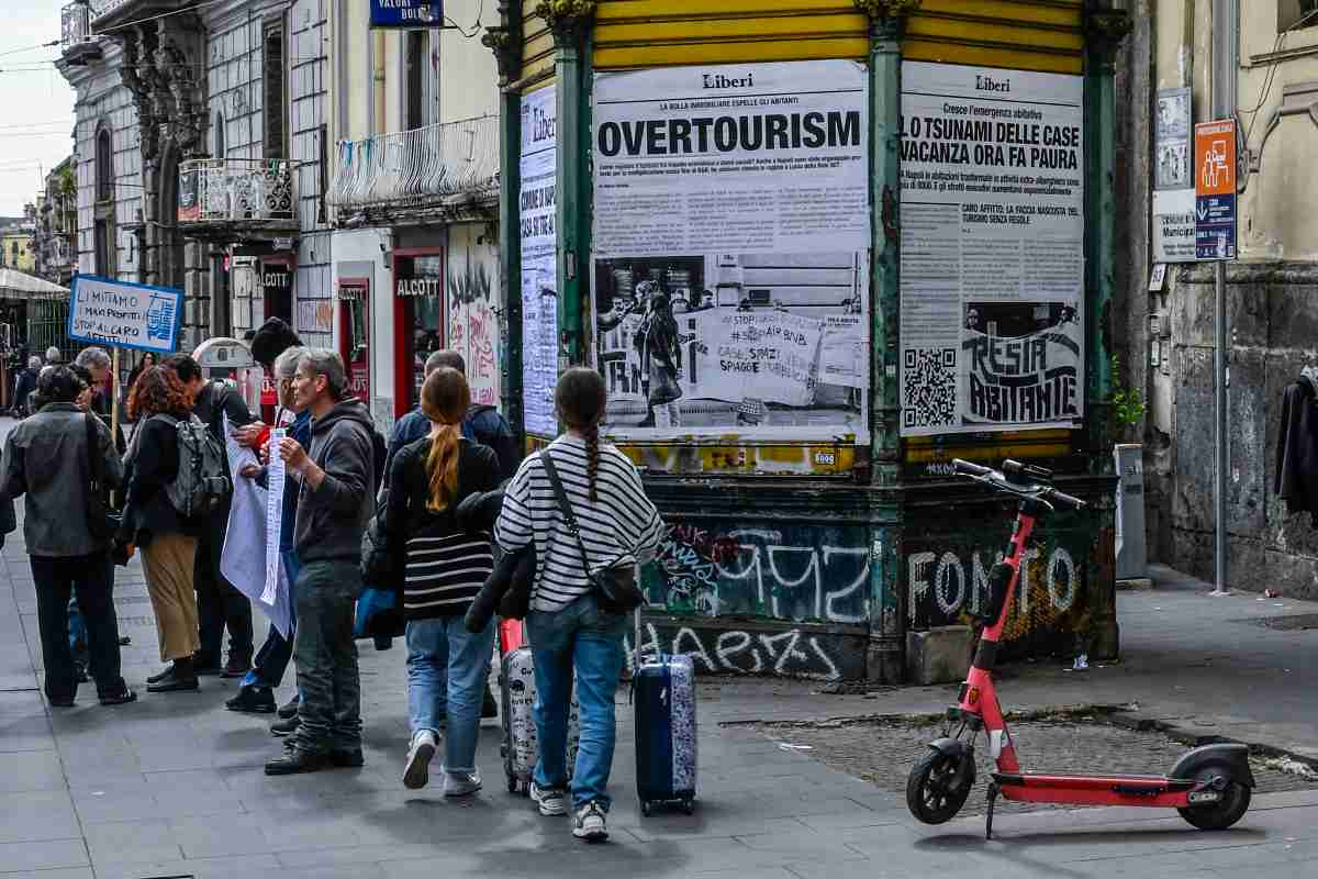Turisti a passeggio con i bagagli