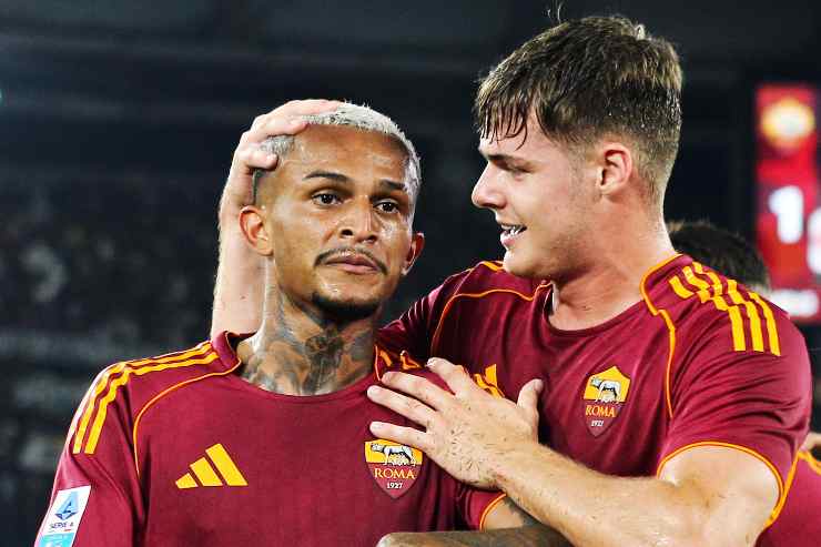 Wesley e Ferguson esultano dopo il gol