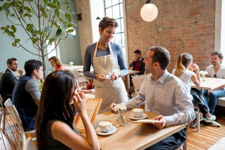 Una cameriera al ristorante