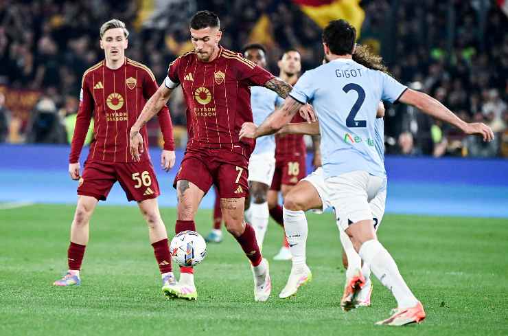 Una fase di gara del Derby Lazio-Roma