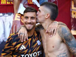 Lorenzo Pellegrini sorride dopo il derby insieme a Gianluca Mancini