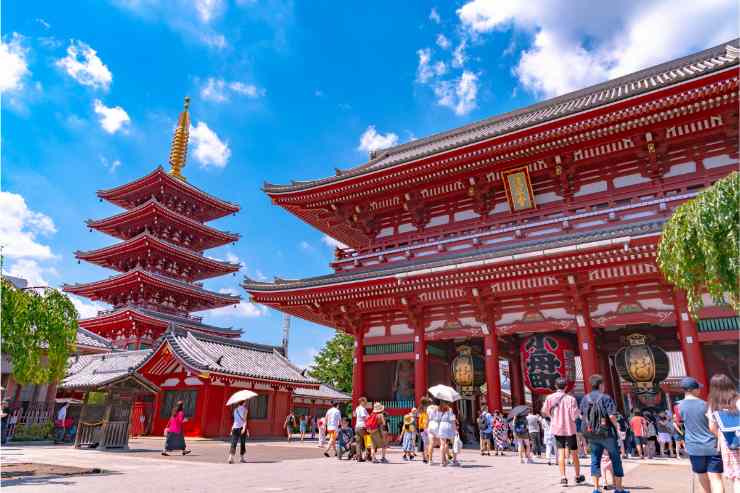 Un'immagine della città di Tokyo con una costruzione caratteristica