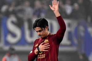 dybala alza la mano