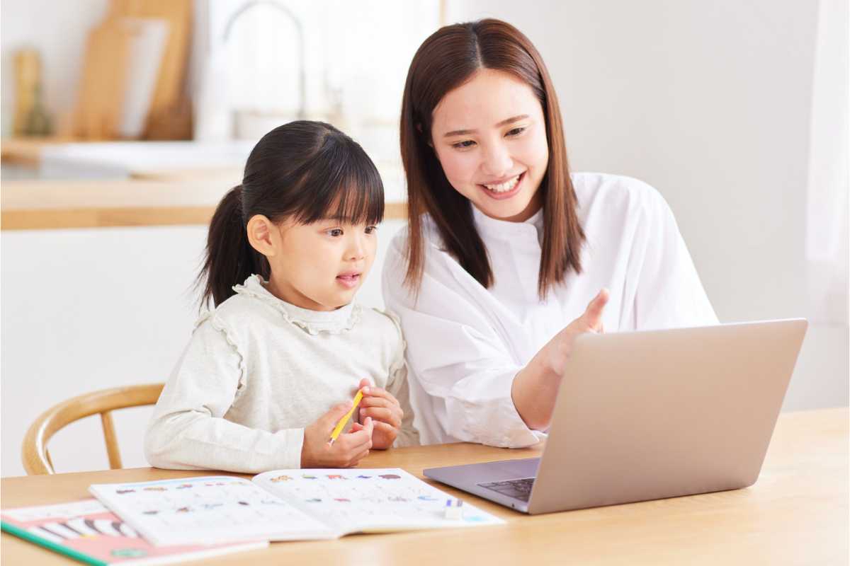mamma e figlia al pc