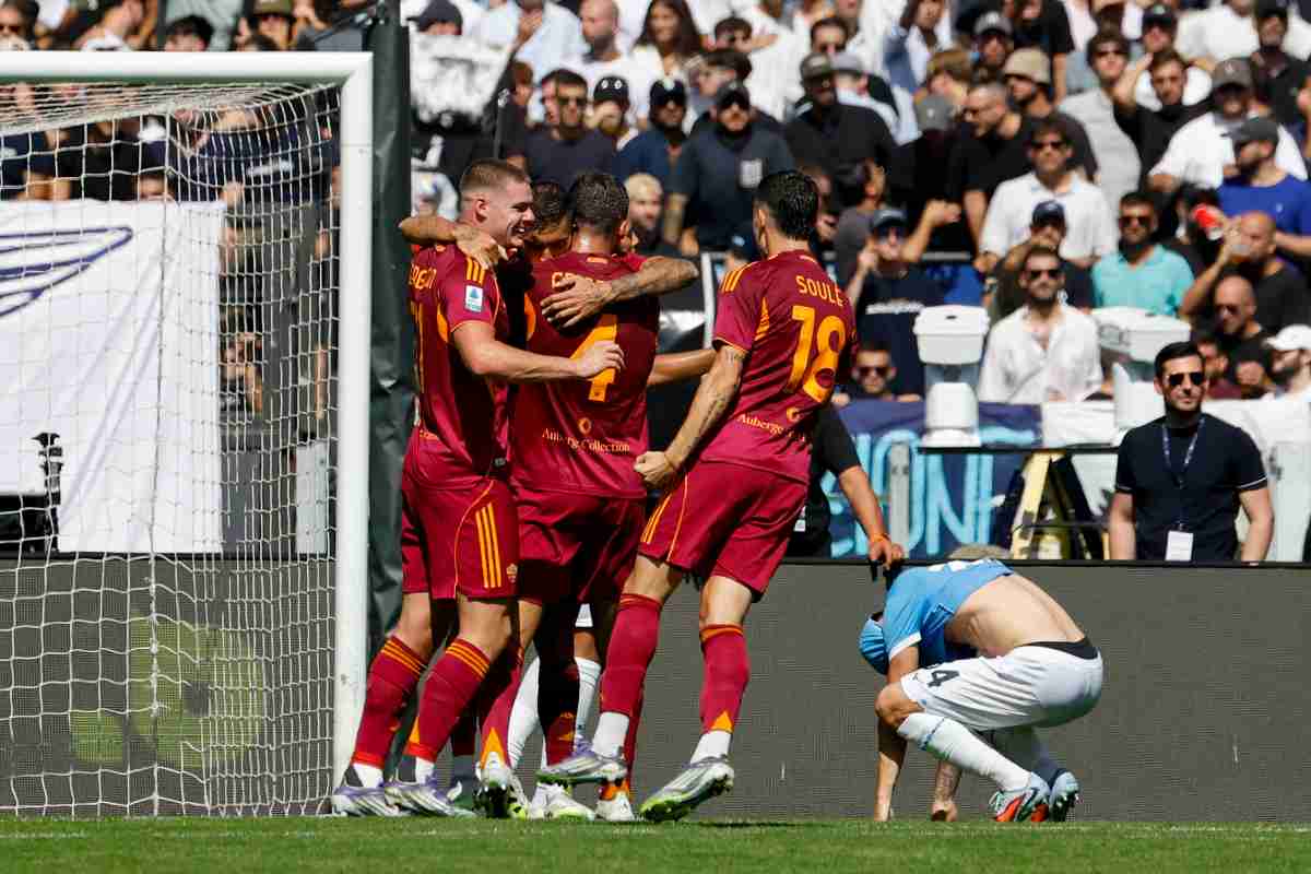 La roma esulta dopo il gol di Pellegrini