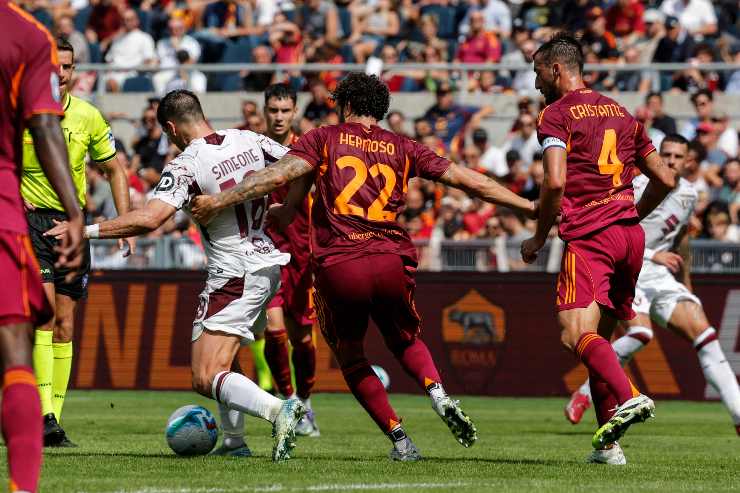 roma a centrocampo nella gara col Torino