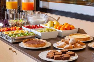Una colazione a buffet tipica degli hotel