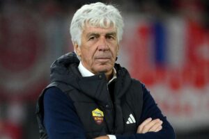 Gian Piero Gasperini pensieroso e preoccupato in panchina