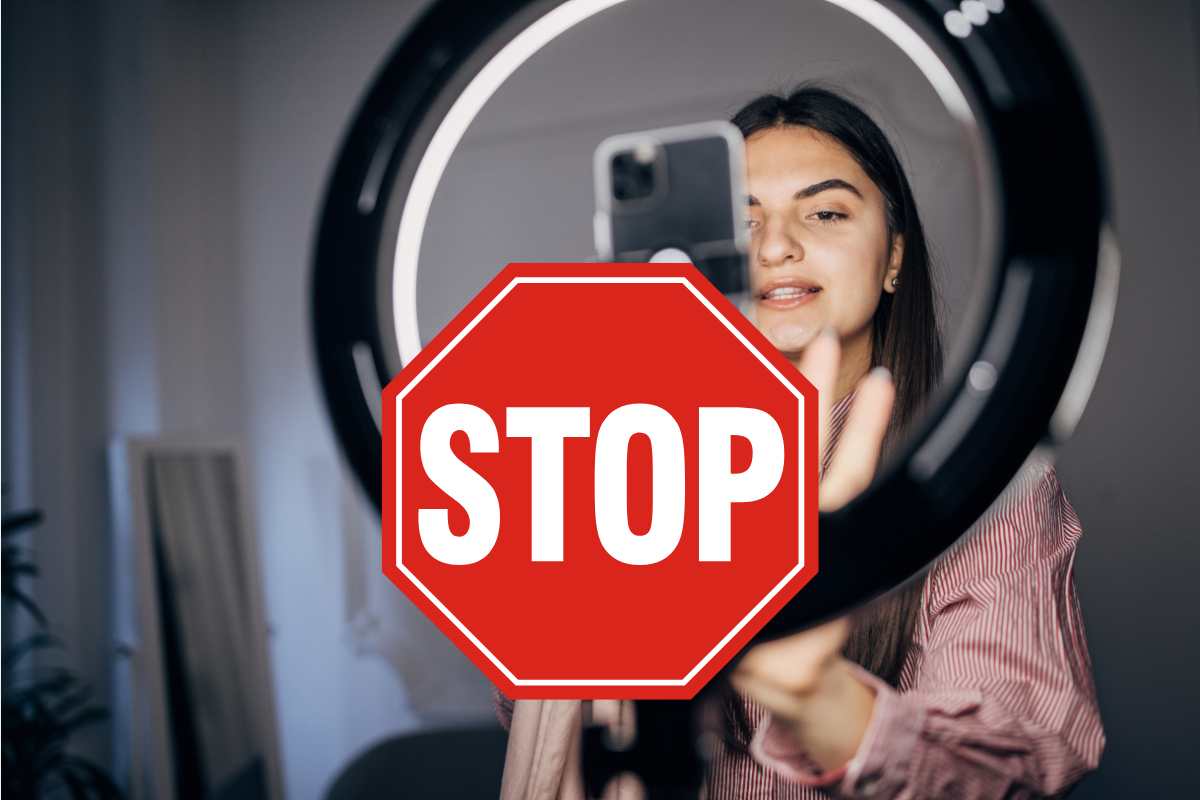 Una Influencer davanti ad uno smartphone