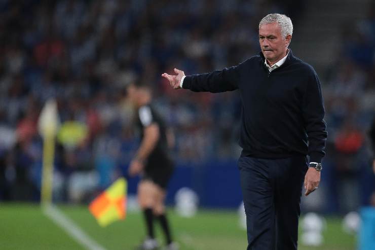 José Mourinho dà indicazioni dalla panchina