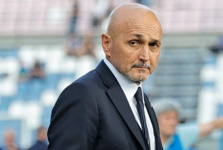 Luciano Spalletti serio scruta l'orizzonte