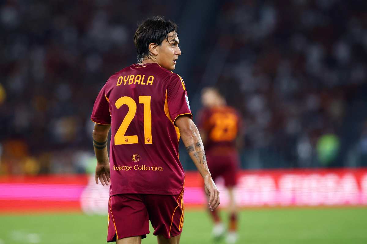 Paulo Dybala di spalle