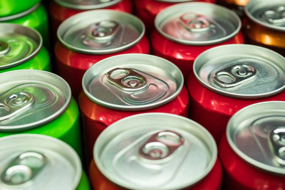 Una serie di bibite in lattina
