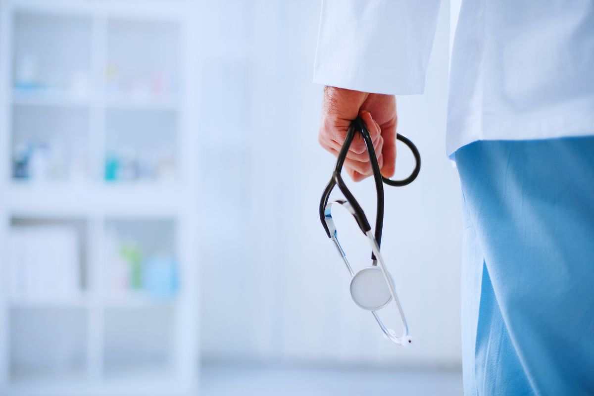 medico con lo stetoscopio