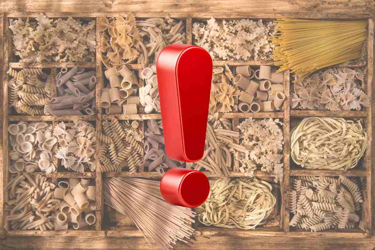 pasta e punto esclamativo rosso