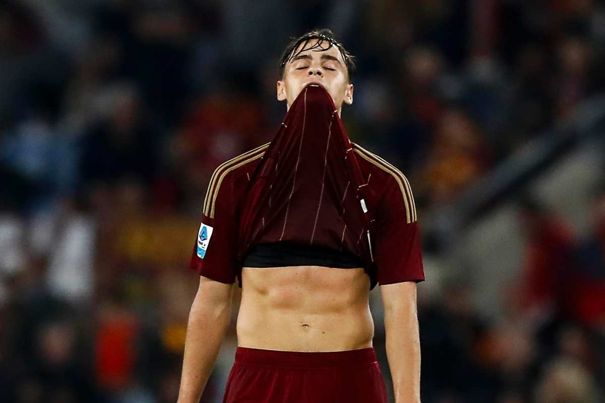 pisilli si mette la maglia in bocca