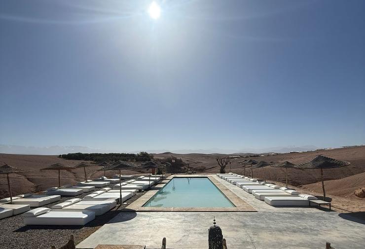 La piscina dell'Agafay Luxury Camp