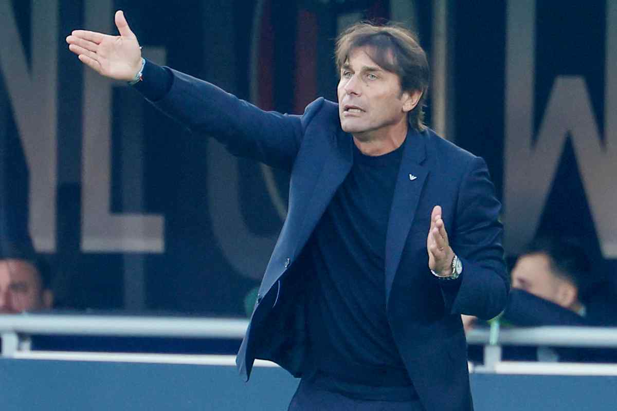 Antonio Conte dà indicazioni dalla panchina