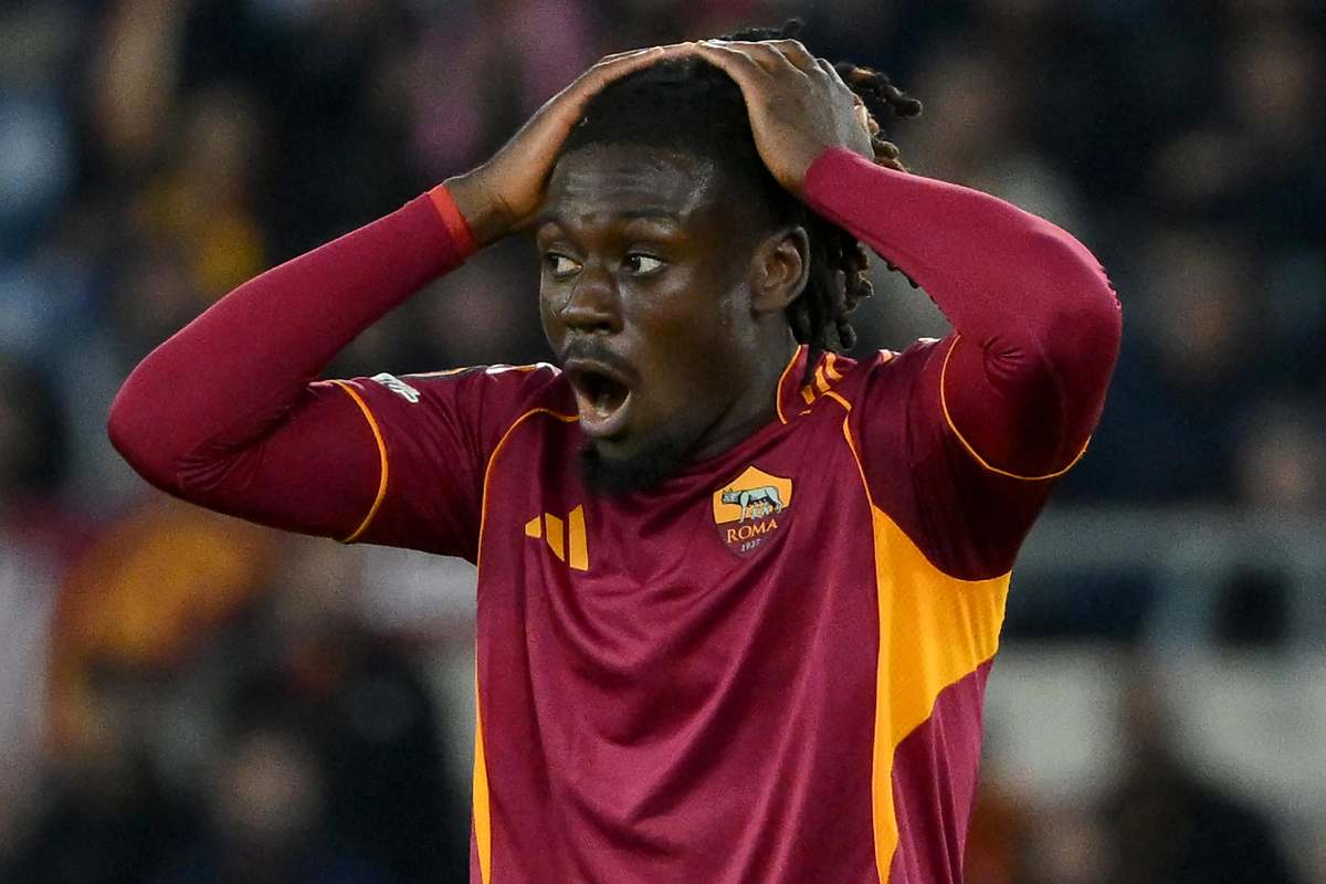 Manu Koné con le mani nei capelli