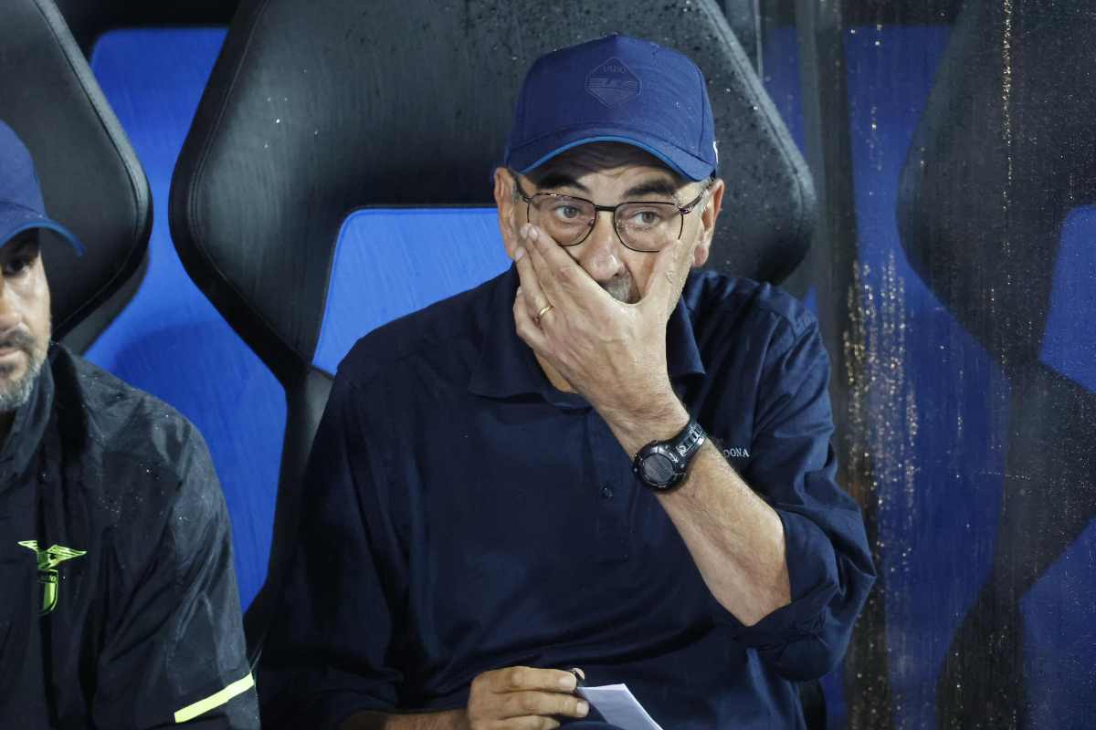 Maurizio Sarri in panchina preoccupato