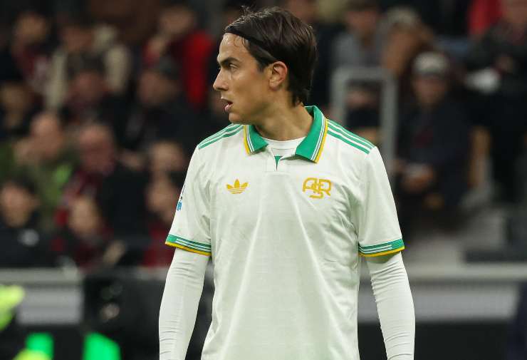 Paulo Dybala guarda preoccupato e perplesso al futuro