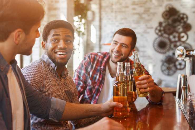 Ragazzi brindano con la birra