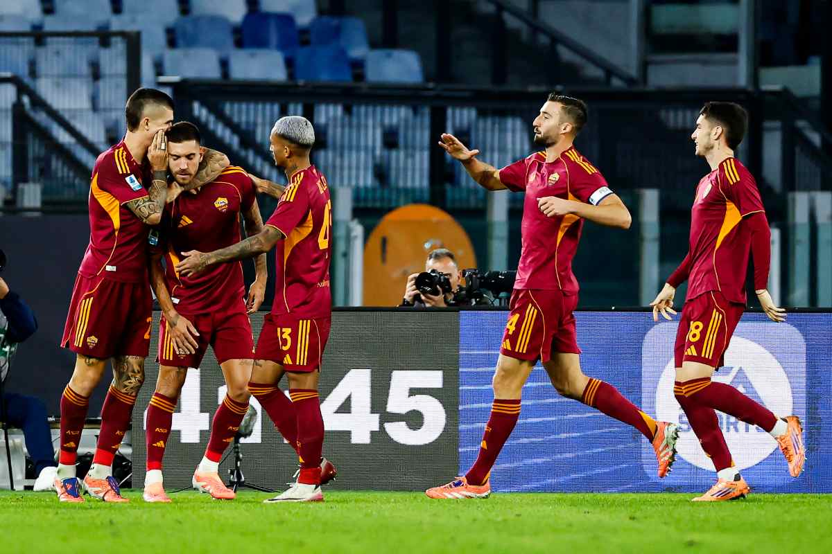 I calciatori della Roma esultano dopo un gol