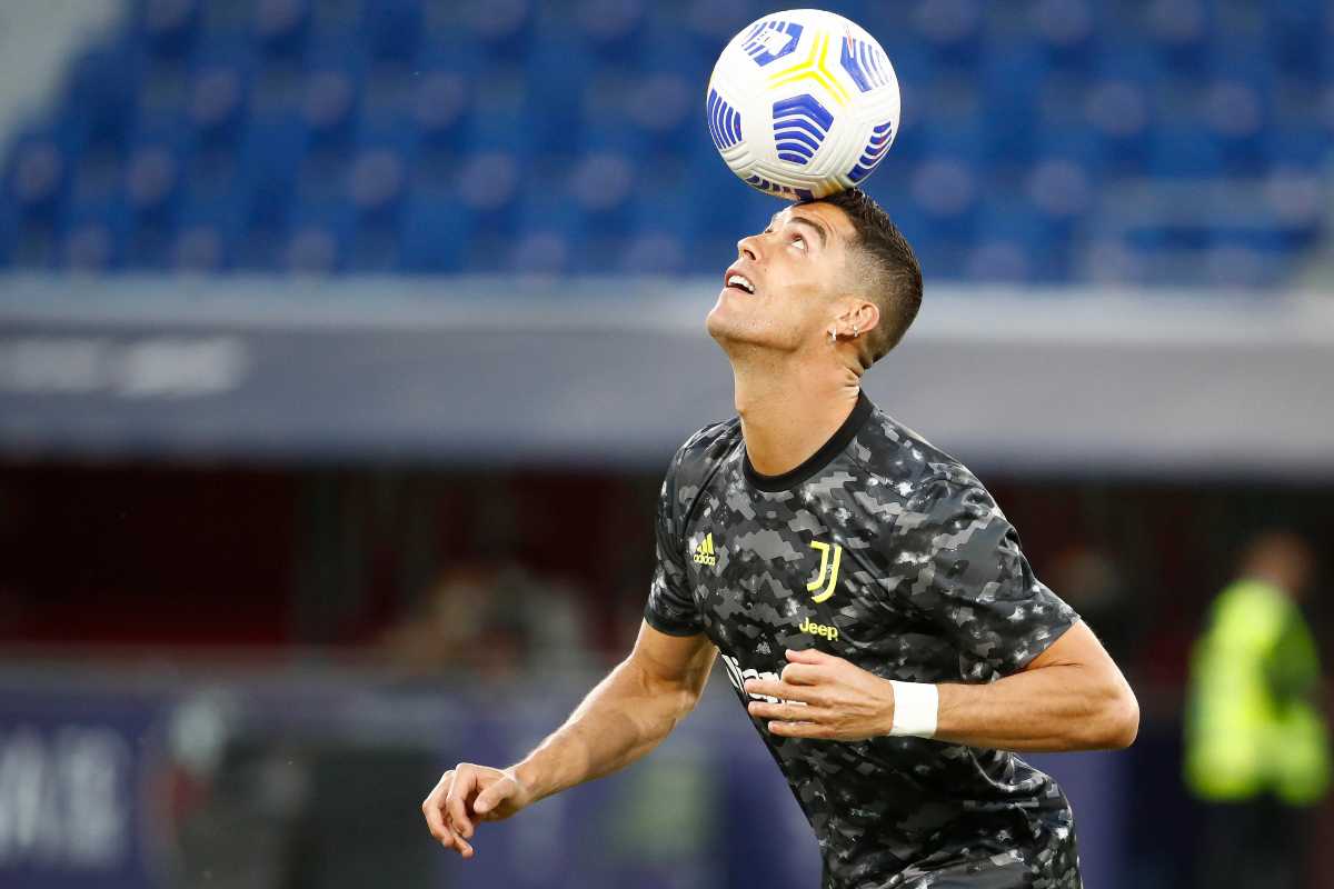 cristiano ronaldo controlla il pallone con la testa