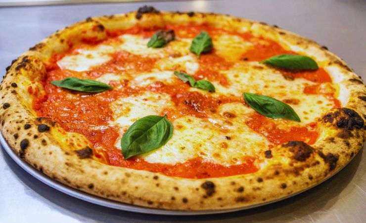 una pizza margherita