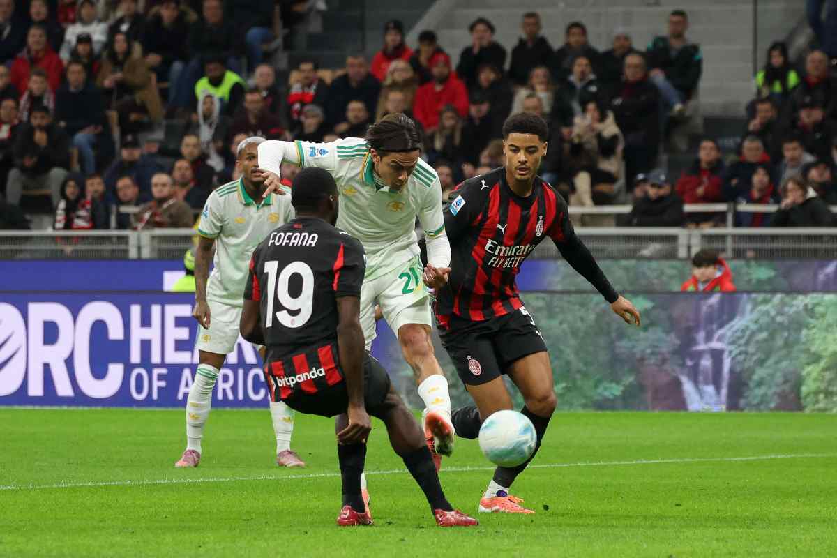 dybala tra due giocatori del Milan