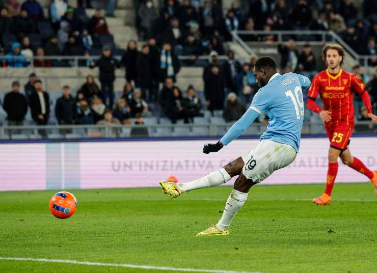 Boulaye Dia calcia un pallone