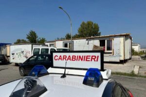 Pattuglia dei Carabinieri in un campo Rom