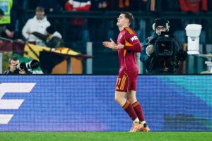 Evan Ferguson esulta dopo un gol