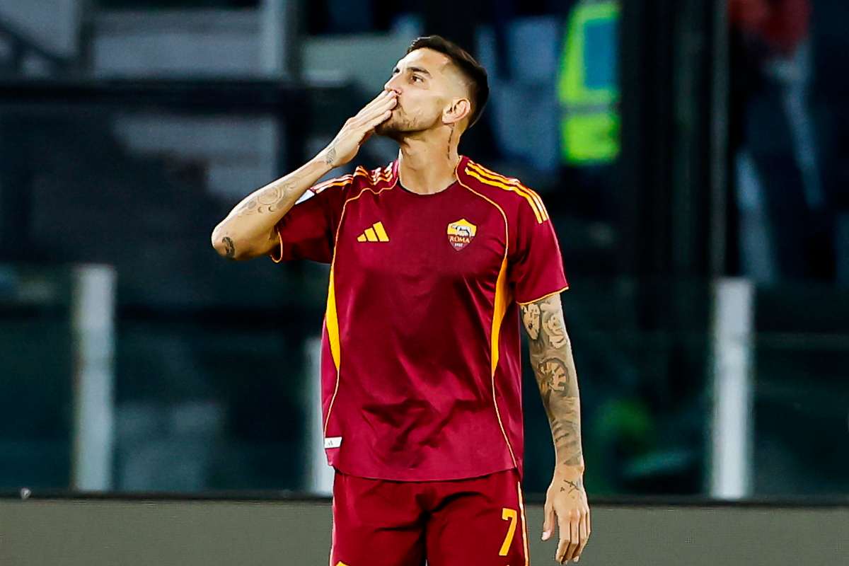 Lorenzo Pellegrini saluta e bacia i tifosi