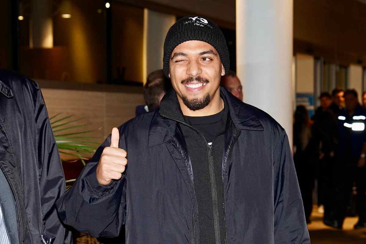 Donyell Malen felice all'aeroporto di Roma