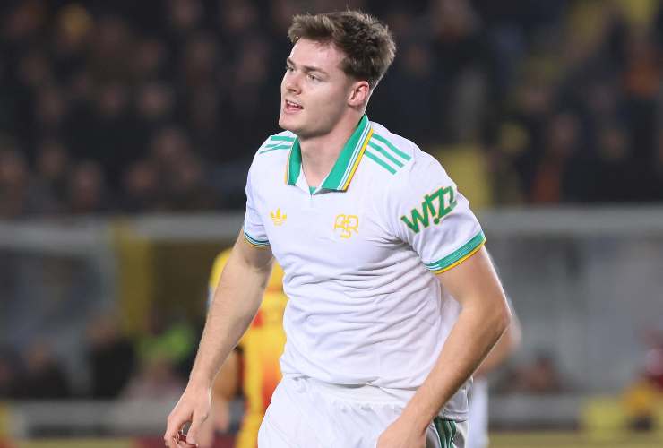 Evan Ferguson esulta dopo il gol al Lecce