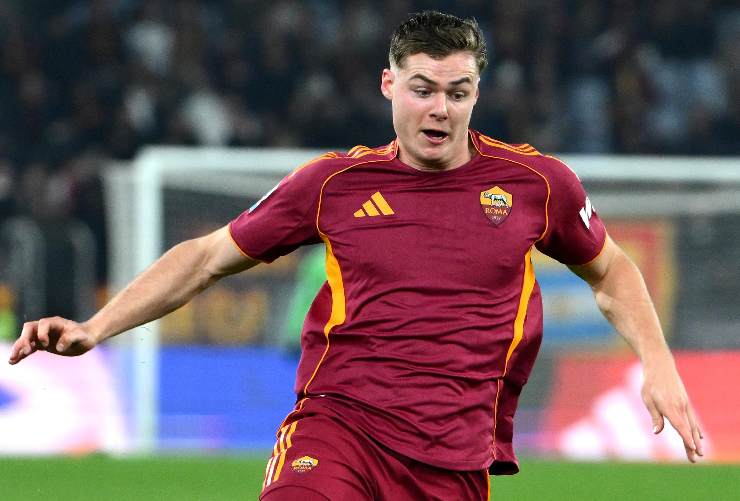 Evan Ferguson in azione contro la Roma